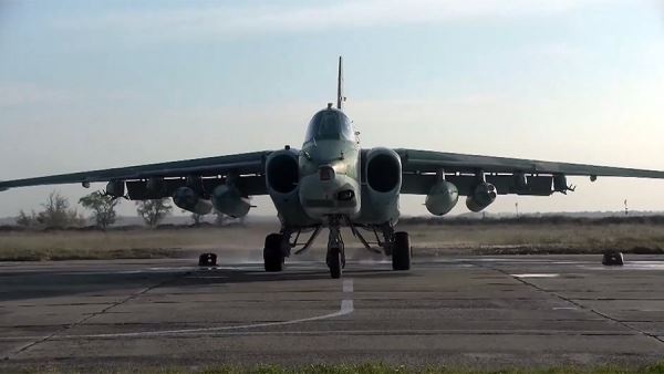 Штурмовики Су-25 уничтожили замаскированные позиции и технику ВСУ<br />
