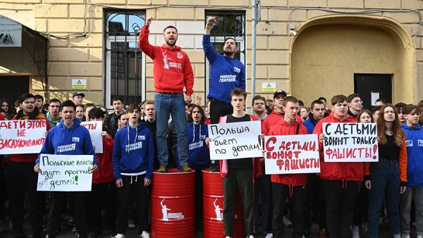 У посольства Польши в Москве прошел митинг против захвата школы в Варшаве<br />
