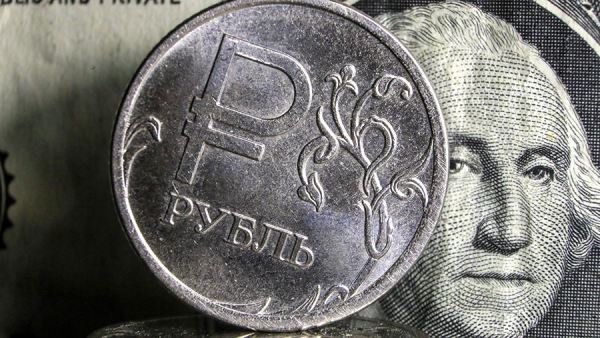 Курс доллара опустился ниже 79 рублей впервые с начала апреля