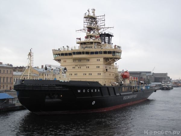 Ледокол "Москва" завершил работу в бухте Нагаева
