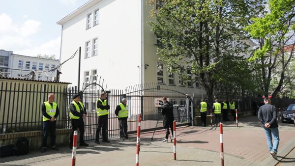 Россия обратилась в ООН из-за захвата школы при посольстве страны в Варшаве<br />
