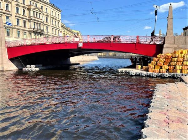 В Петербурге открыто движение судов под Красным мостом