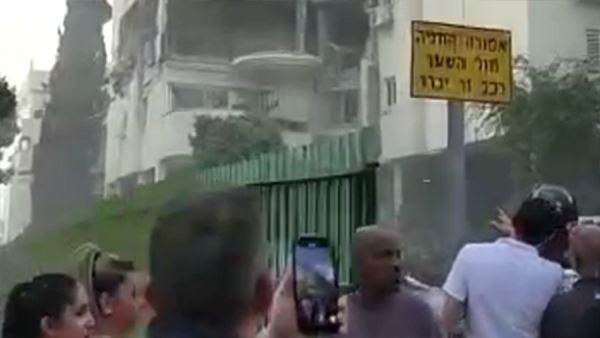 Пять человек ранены после попадания ракеты в здание в израильском Реховоте