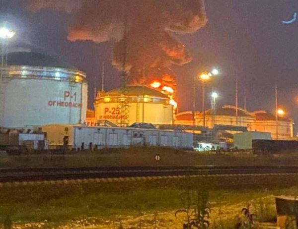 Резервуар с нефтепродуктами загорелся в Тамани